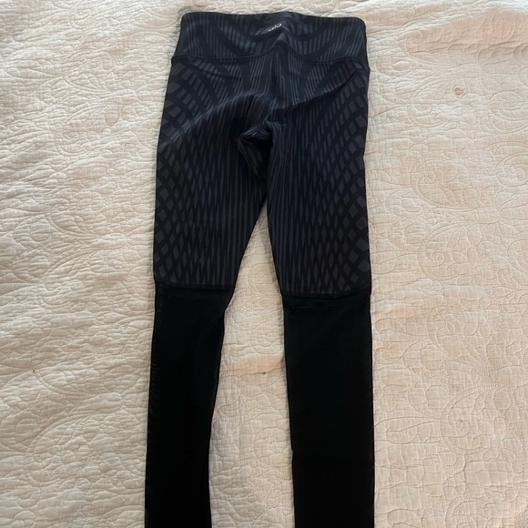 Alo Yoga Motion Mesh Leggings - Picture 2 of 3